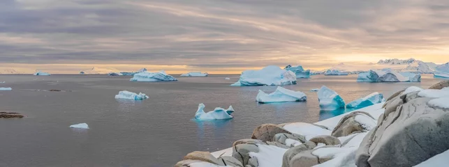 Poster Im Rahmen antarktische Eisberg Landschaft bei Portal Point welches am Zugang zu Charlotte Bay auf der Reclus Halbinsel, an der Westküste von Graham Land liegt. © stylefoto24