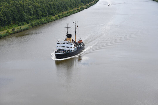 Eisbrecher Stettin f&auml;hrt im Nord-Ostsee-Kanal 