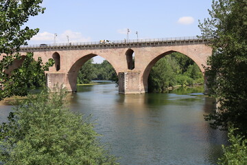 Fototapeta na wymiar Le pont vieux sur la rivière le Tarn, ville de Montauban, département du Tarn et Garonne, France