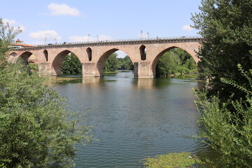 Fototapeta na wymiar Le pont vieux sur la rivière le Tarn, ville de Montauban, département du Tarn et Garonne, France