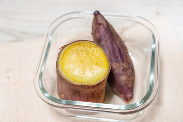 ガラス容器に入った蒸し芋