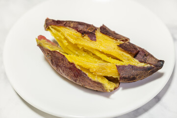 蒸したサツマイモ