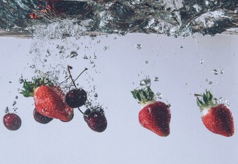 Fruits in water
Strawberries and cherries 
Strawberries and cherries in water 
Strawberries and cherries under water  - obrazy, fototapety, plakaty