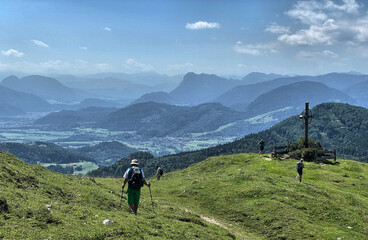 Wanderer auf der Pasteralm auf dem Weg zum Friedenskreuz, Alpen, Tirol, Österreich