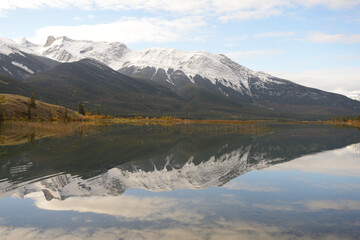 水面反射するカナダのロッキー山脈