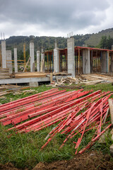 casa en construcción con la estructura de hormigón y los puntales preparados