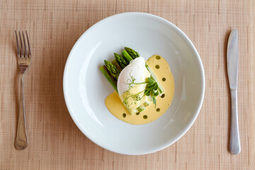 Poached egg with hollandaise sauce and asparagus.