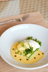 Poached egg with hollandaise sauce and asparagus.