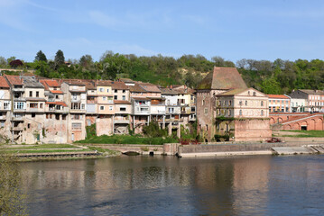 Fototapeta na wymiar Villemur sur Tarn France Maisons sur le Tarn