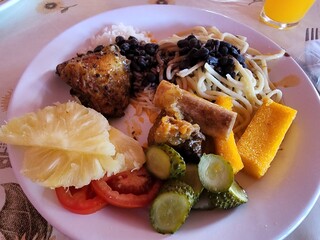 prato com comida 