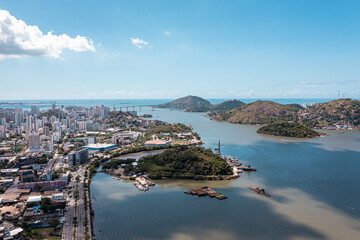 Imagem aérea de todo o canal de Vitória, com vista para a cidade de Vitória e Vila Velha, Morro do Moreno, Convento da penha e .Terceira ponte . 