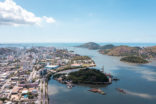 Imagem a&eacute;rea de todo o canal de Vit&oacute;ria, com vista para a cidade de Vit&oacute;ria e Vila Velha, Morro do Moreno, Convento da penha e .Terceira ponte . 