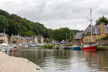 Fototapeta na wymiar Vista del puerto, en el río Rance, de la ciudad de Dinan. Bretaña, Francia.