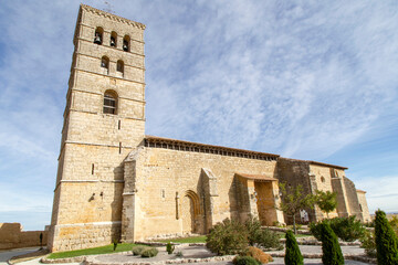 Fototapeta na wymiar Iglesia de Santa María del Castillo (siglos XII-XVIII). Torremormojón, Palencia, España.