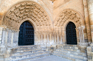 Fototapeta na wymiar Detail of the double southern doorway of the church of Santa María la Blanca (13th century). Early gothic architecture. Villalcázar de Sirga, Palencia, Spain.