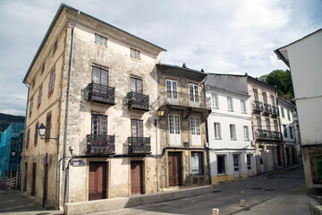 Obraz premium Edificios en el casco viejo de Mondoñedo. De las tres casas, en la del medio nació Álvaro Cunqueiro en 1911. Lugo, Galicia, España.