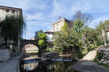 Fototapeta na wymiar Vista urbana de la Villa de Potes. Liébana, Cantabria, España.