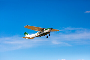 Fototapeta na wymiar Eine Cessna 172 hebt ab an einem sommerlichen Tag vom Sportflugplatz