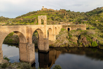 Puente romano de Alcántara (siglo II) sobre el río Tajo. Cáceres, España. - obrazy, fototapety, plakaty