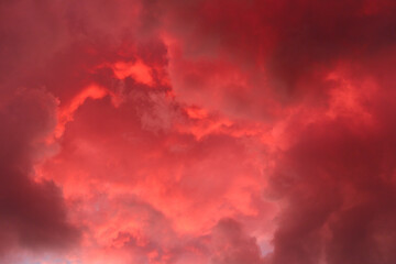 夕焼けで赤く染まった雲