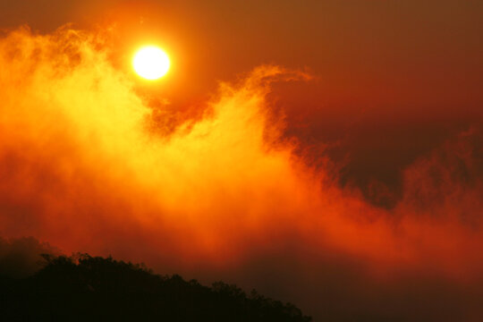日の出と雲のイメージ３