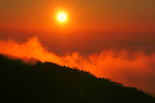 日の出と雲のイメージ２