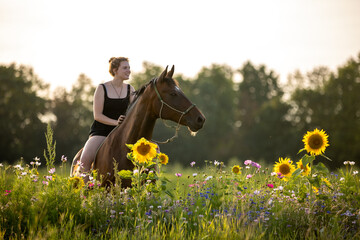 Reiterin mit Pferd in Blumen