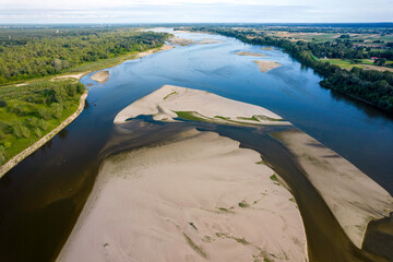 Wisła, największa polska rzeka. Widok z drona w okolicach Warszawy. Piękna rzeka i dzikie brzegi...