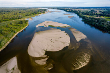 Wisła, największa polska rzeka. Widok z drona w okolicach Warszawy. Piękna rzeka i dzikie brzegi...