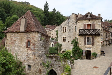 Fototapeta na wymiar Maison typique, vue de l'extérieur, village de Saint Cirq Lapopie, département du Lot, France