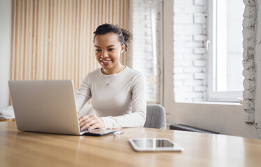 Fototapeta premium Female student online learning education uses laptop on desk