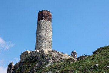 Ruiny starego zamku średniowiecznego z wieżą.  - obrazy, fototapety, plakaty