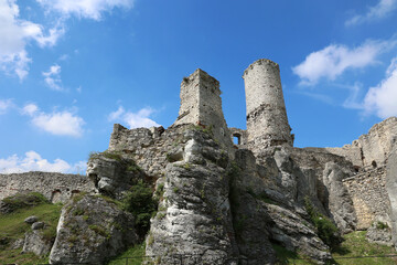 Ruiny starego zamku średniowiecznego z wieżą. 