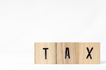 木のブロックのTAX。税金のイメージ