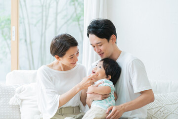 Fototapeta premium リビングにいる笑顔の親子（家族・ファミリー・育児・子育て）