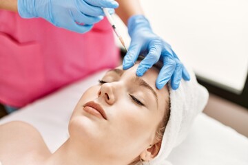 Naklejka premium Doctor injecting botox on woman face for anti aging treatment at the clinic.