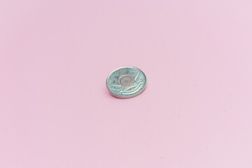 25 centavos canadienses, dia del recuerdo, souvenir. Sobre fondo rosa. De colección.