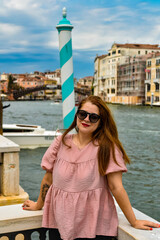 Fototapeta na wymiar portrait woman walking in the city of Venice
