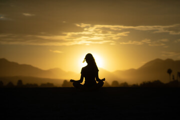 Mujer meditando a contraluz de atardecer amanecer 2