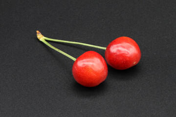 黒背景の２つのサクランボ