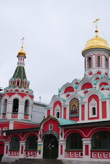 Fototapeta na wymiar Fachada de la Catedral de Notre-Dame de Kazan de la plaza roja de Moscú en Rusia