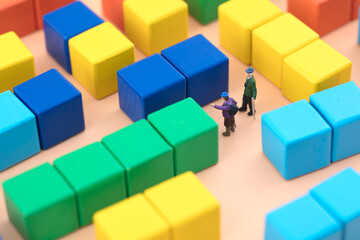 Obraz premium Miniature scenes get lost in a building block maze