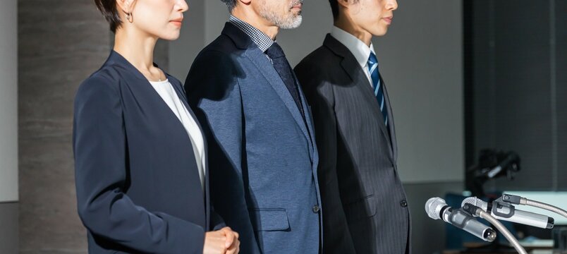 謝罪する日本人ビジネスマン