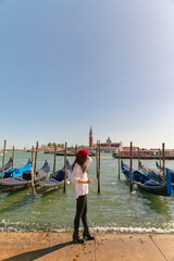 イタリアのヴェネチアで散歩する女性