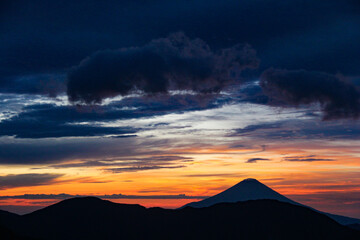 南アルプス　茶臼岳直下　茶臼小屋から　朝焼けの富士山　　日本