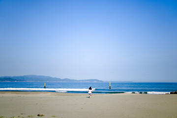 海で遊ぶ子どもたち