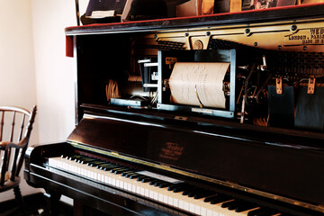 Fototapeta na wymiar とても古いピアノ