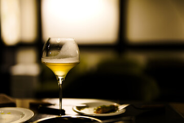 ダイニングで飲みかけのビール
