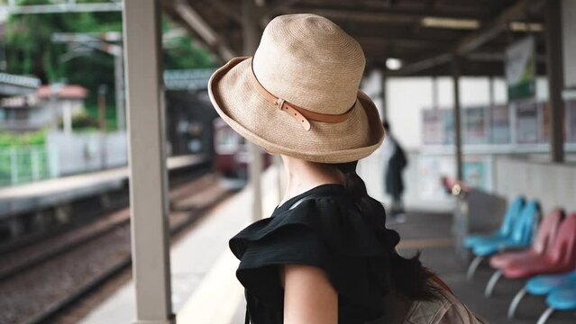 電車に乗る麦わら帽子の女性