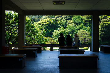 新宿御苑で話し込む人たち